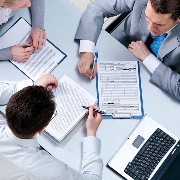 Equipo trabajando con pagadores